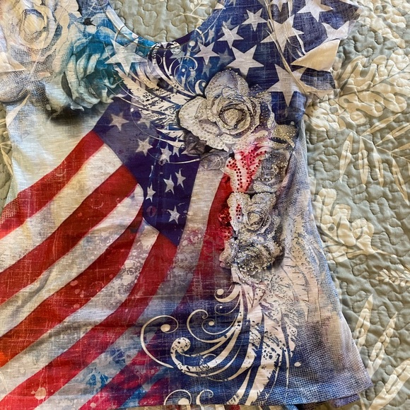 Women’s medium Patriotic Big Bang blouse so pretty - Picture 2 of 6
